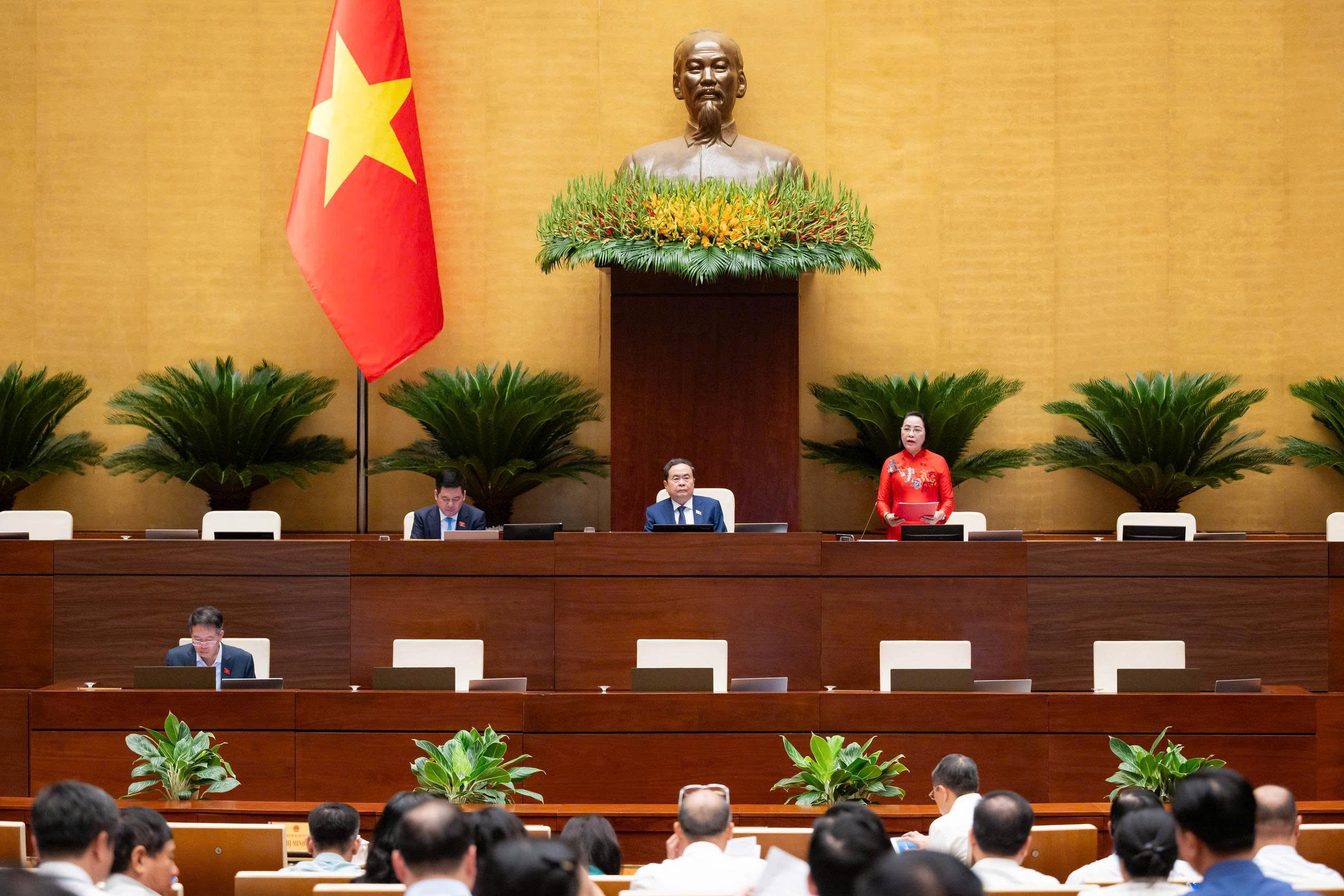 Sáng nay (5/8), Quốc hội nghe tờ trình và thảo luận tại tổ về nhiều dự án luật quan trọng